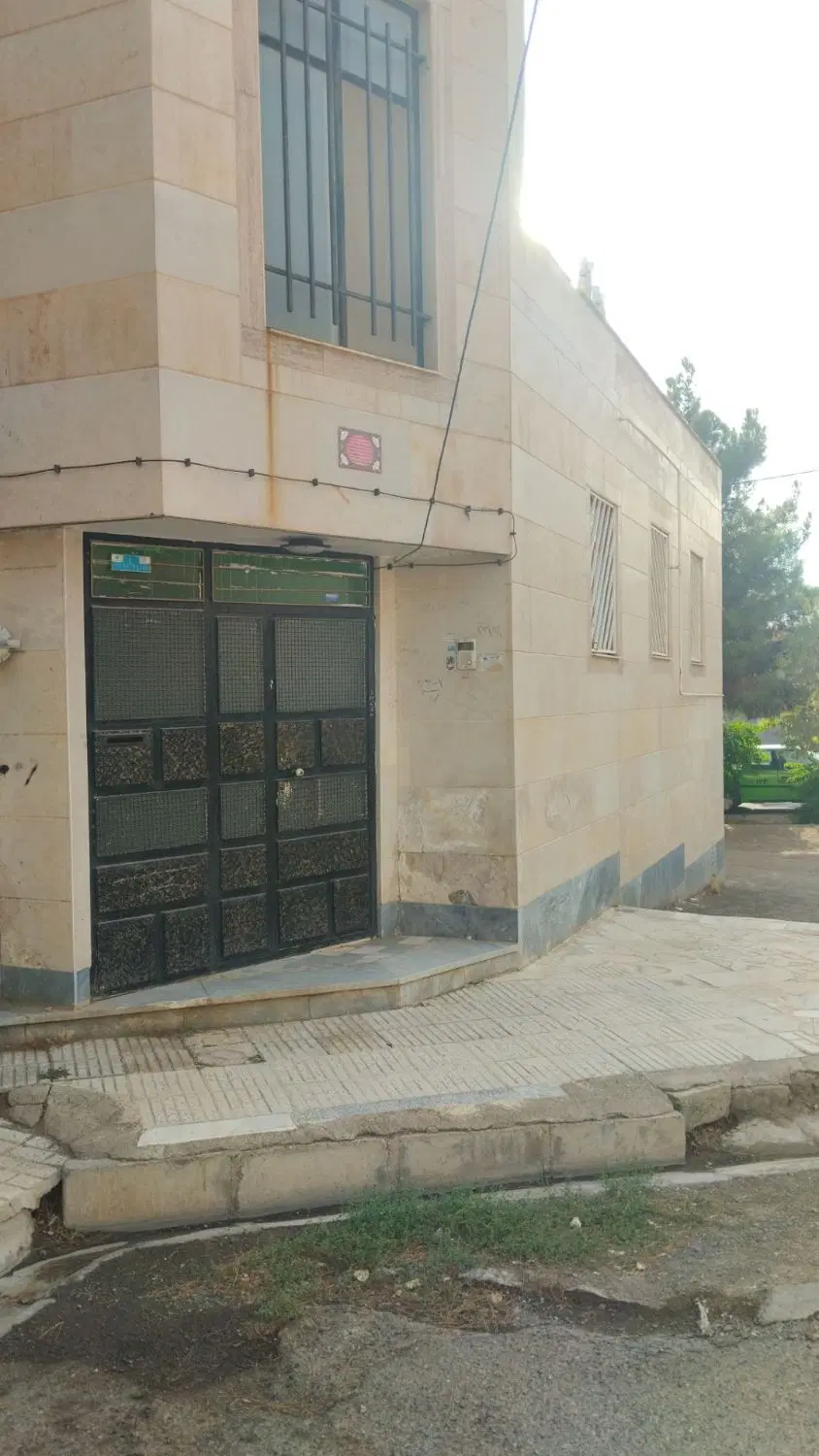 فروش منزل ویلایی شش دانگ حاشیه خیابان اصلی