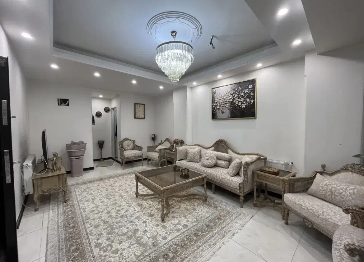 ۷۰ متری بر خیابان اصلی