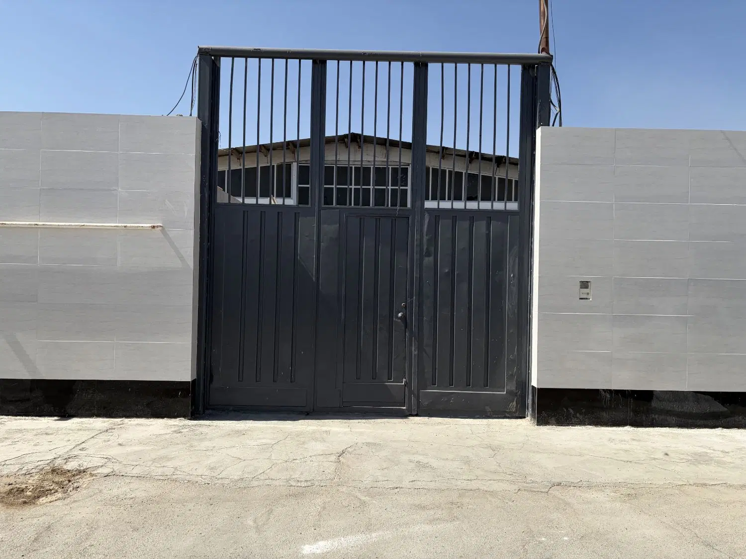 کارگاه ۱۰۰۰متری باامکانات کامل روبرو شهرک صنعتی جی