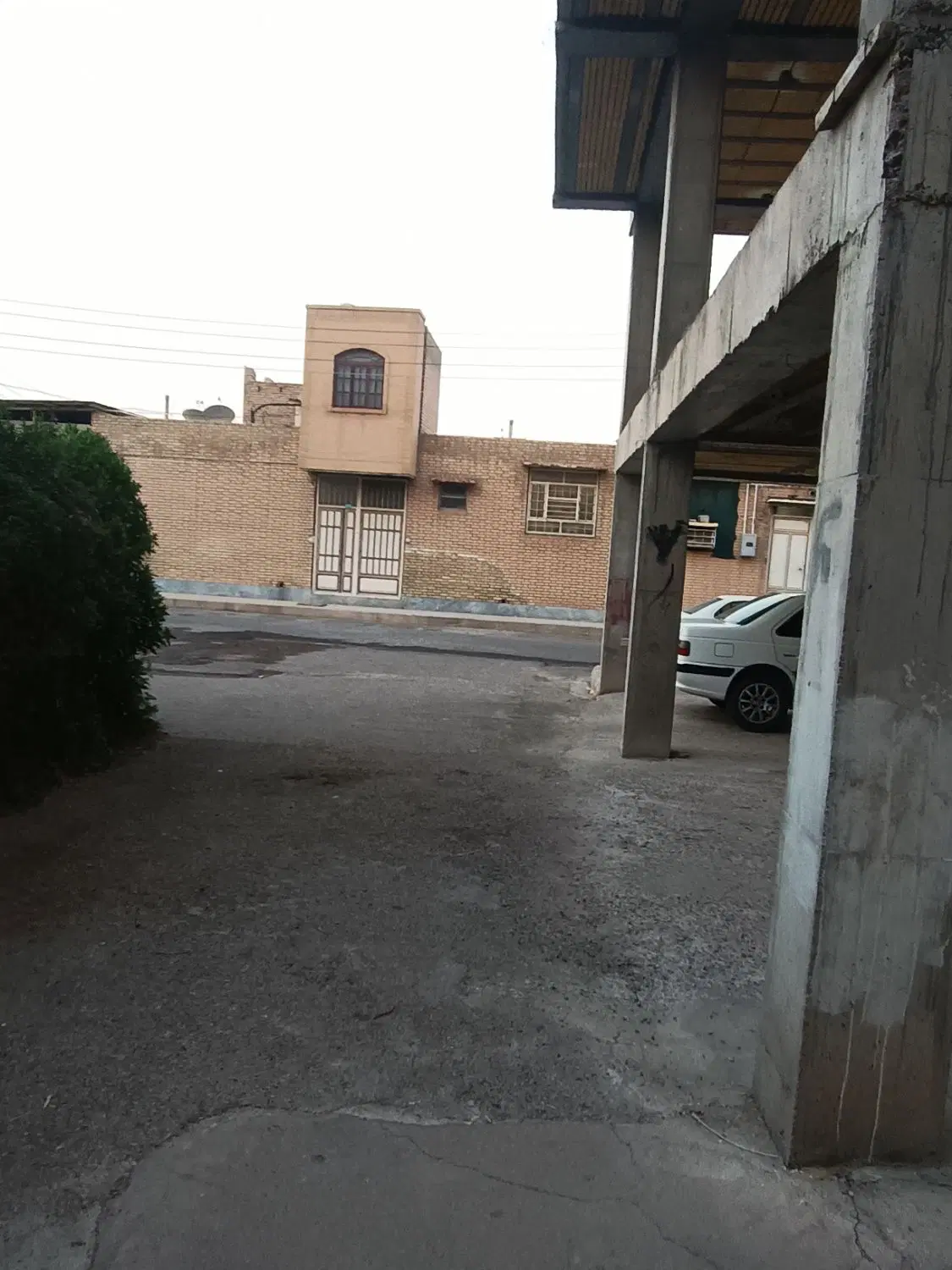 مجتمع مسکونی و تجاری نیمه کاره