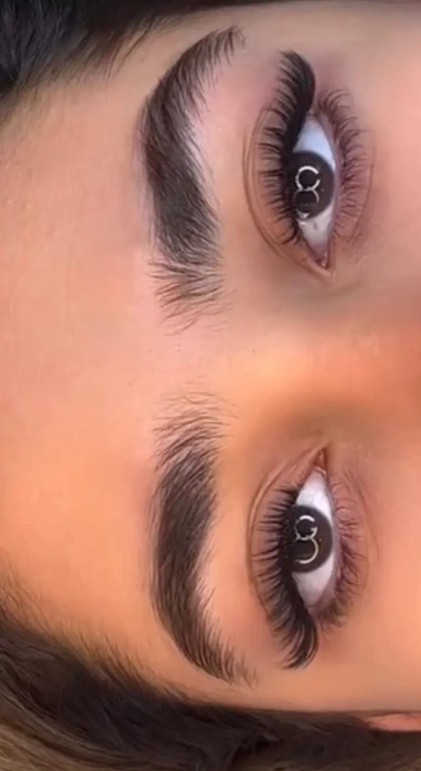 اجاره لاین مژه در سالن پر مشتری
