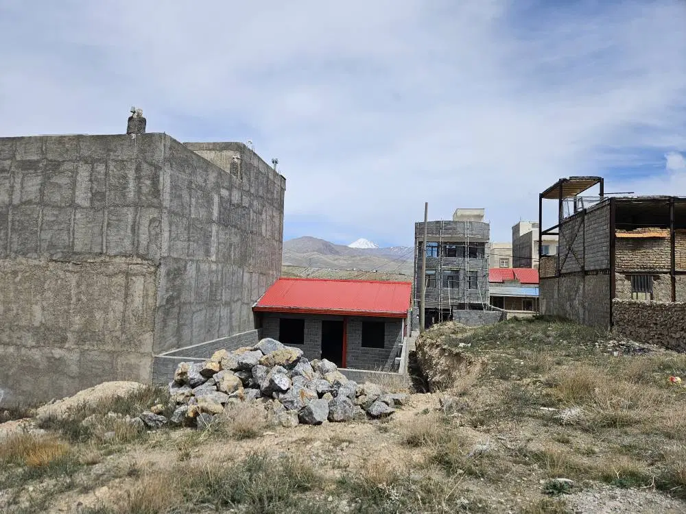 زمین در بام دماوند
