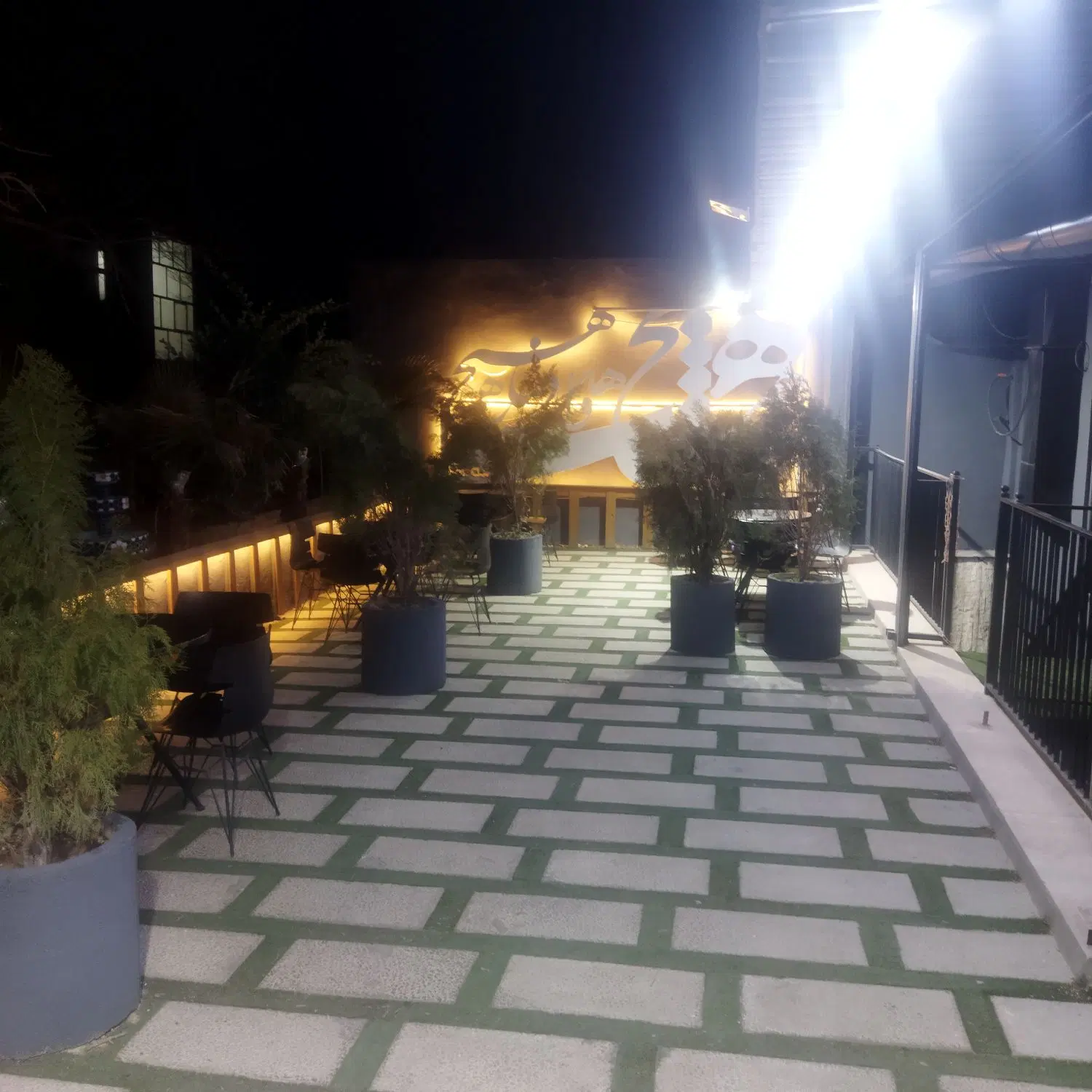 کافه رستوران لوکیشن عالی ناژوان