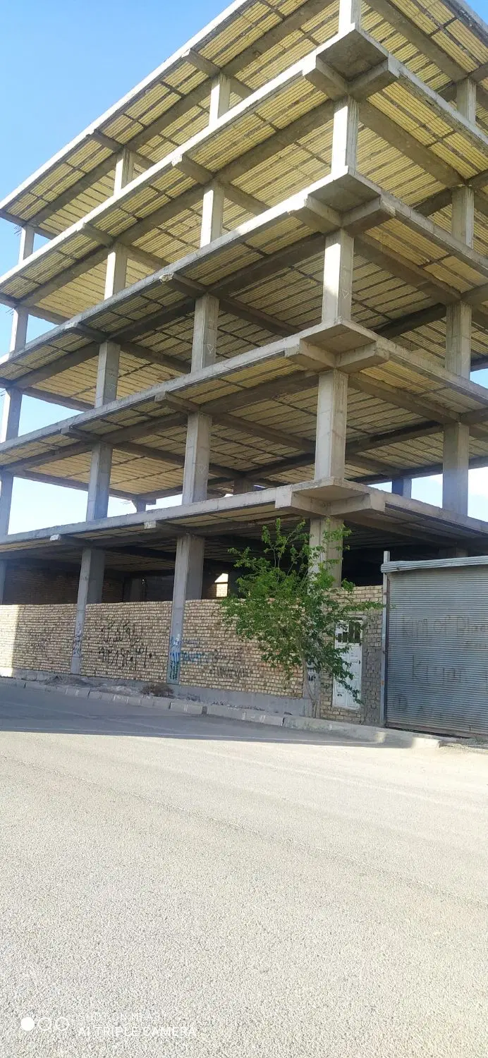 ساختمان نیمه کاره