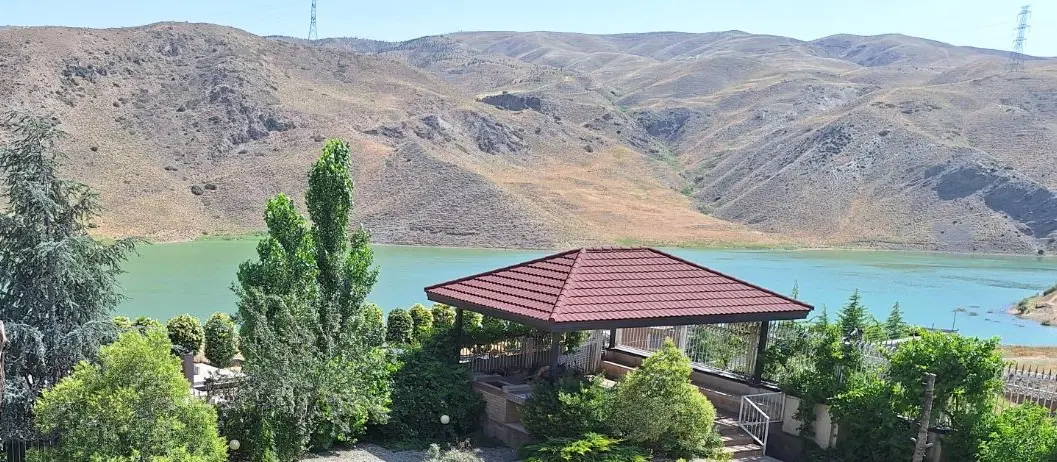 ۲۰۰۰ منرویلای تریبلکس با شاهنشین روبروی دریاچه