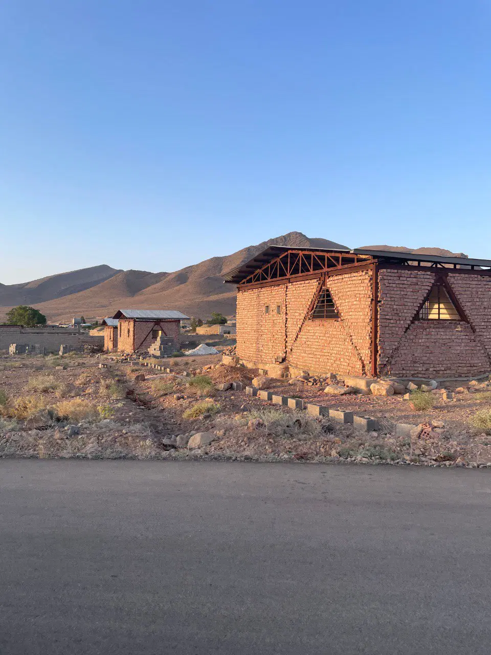 زمین و خونه نیمه کاره روستای چشمه گز