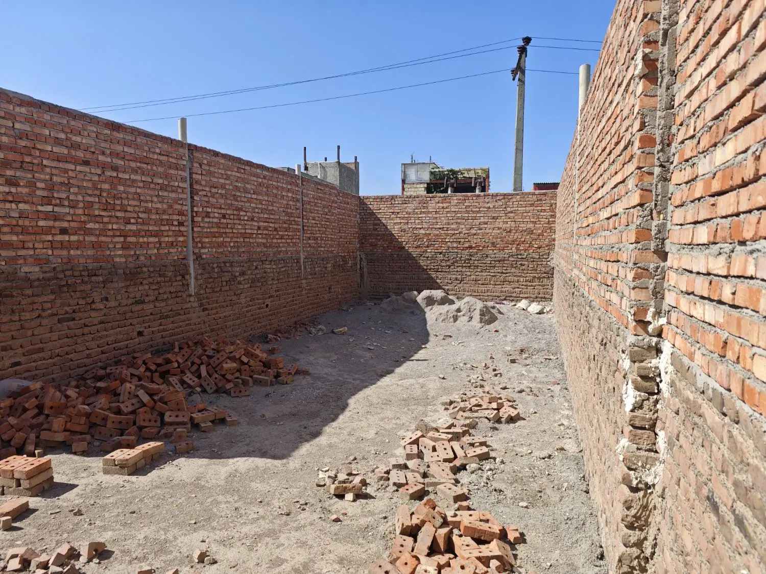زمین 102 متر حصارشده