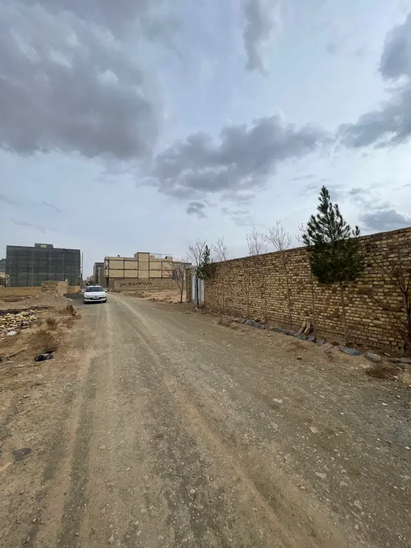 زمین گاوخانه چهاردیواری