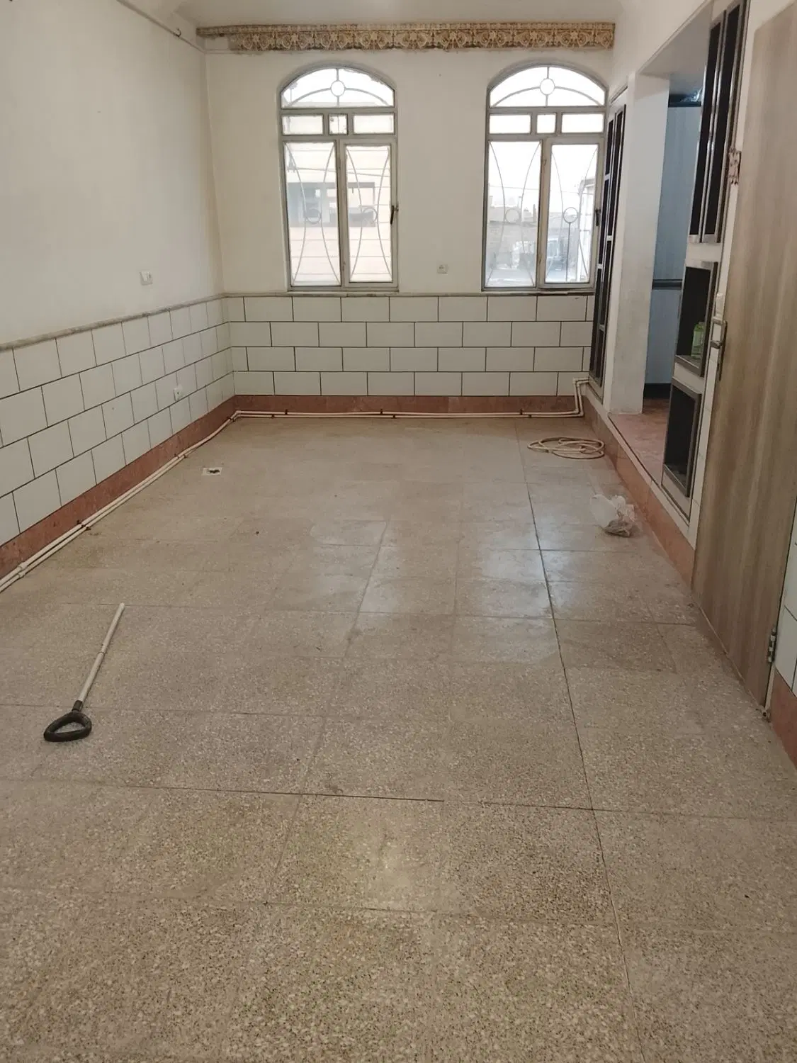 یک واحد آپارتمان سه طبقه طبقه ی دوم