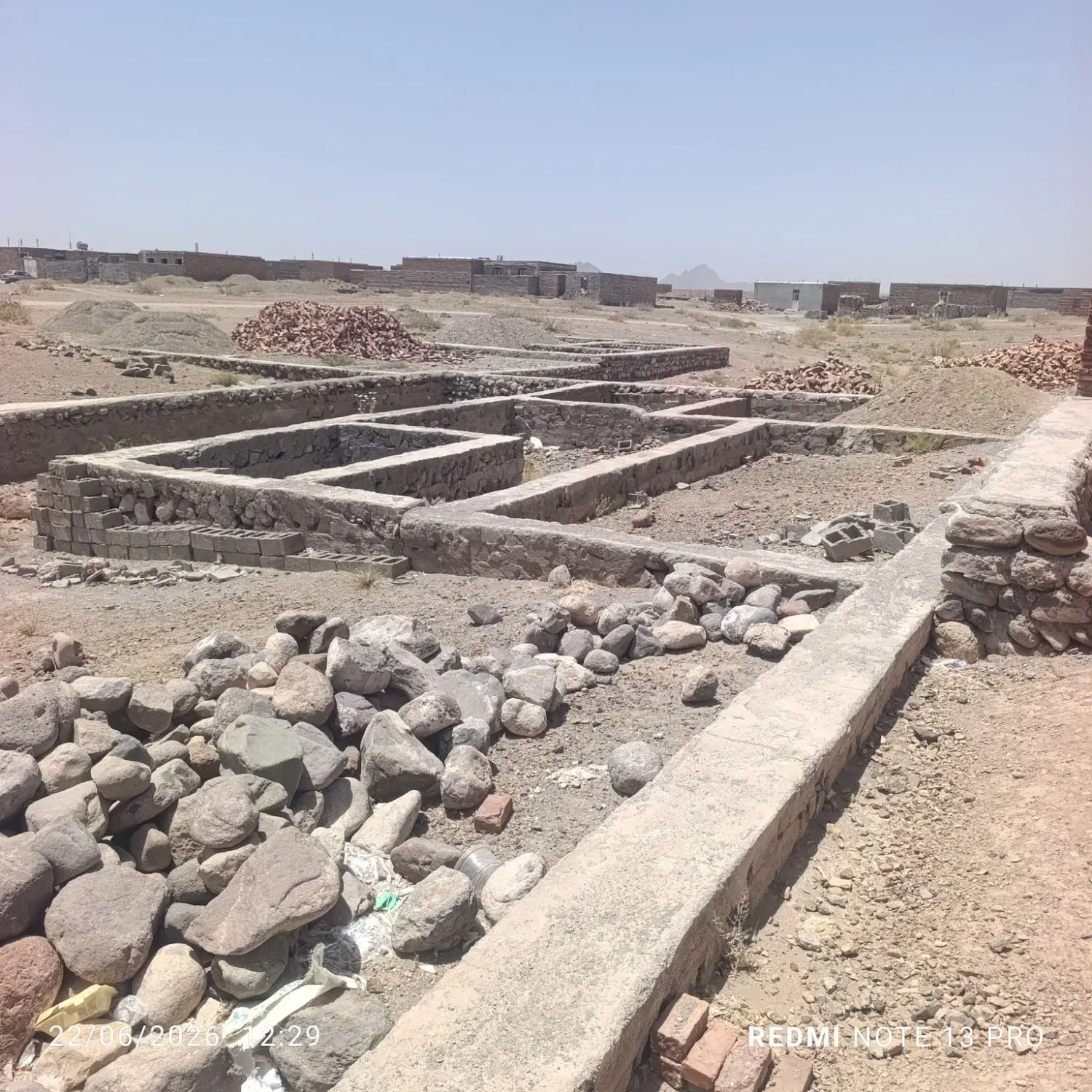 زمین سنگ چین شده نوک اباد پشت رود