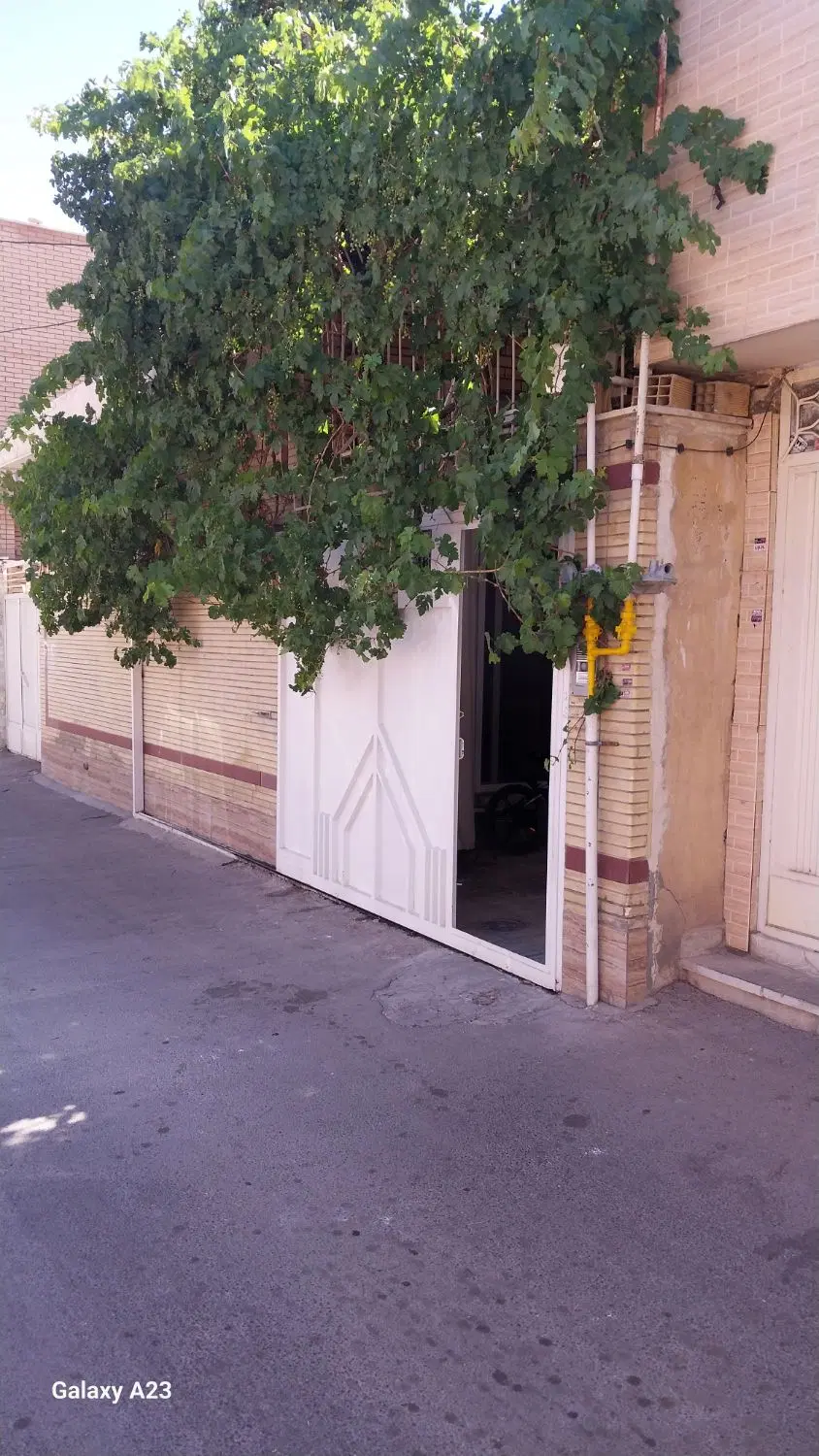 خانه دربست ماشین رو بازسازی شده در کوچه اصلی