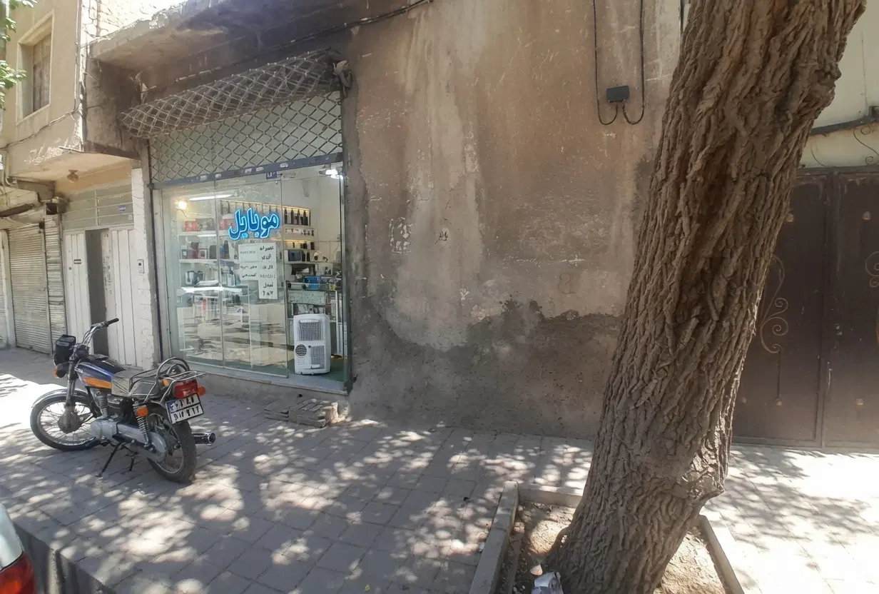 ملک کلنگی با مغازه حاشیه خیابان میثم شمالی