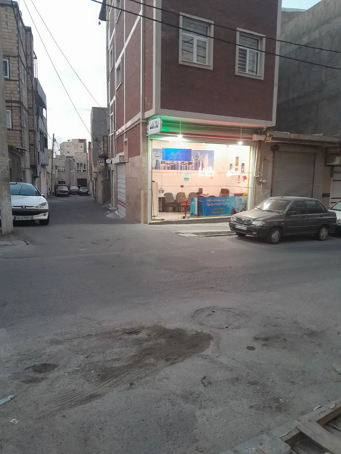 حیاط ۲ونیم طبقه در برخیابان لاله با مغازه