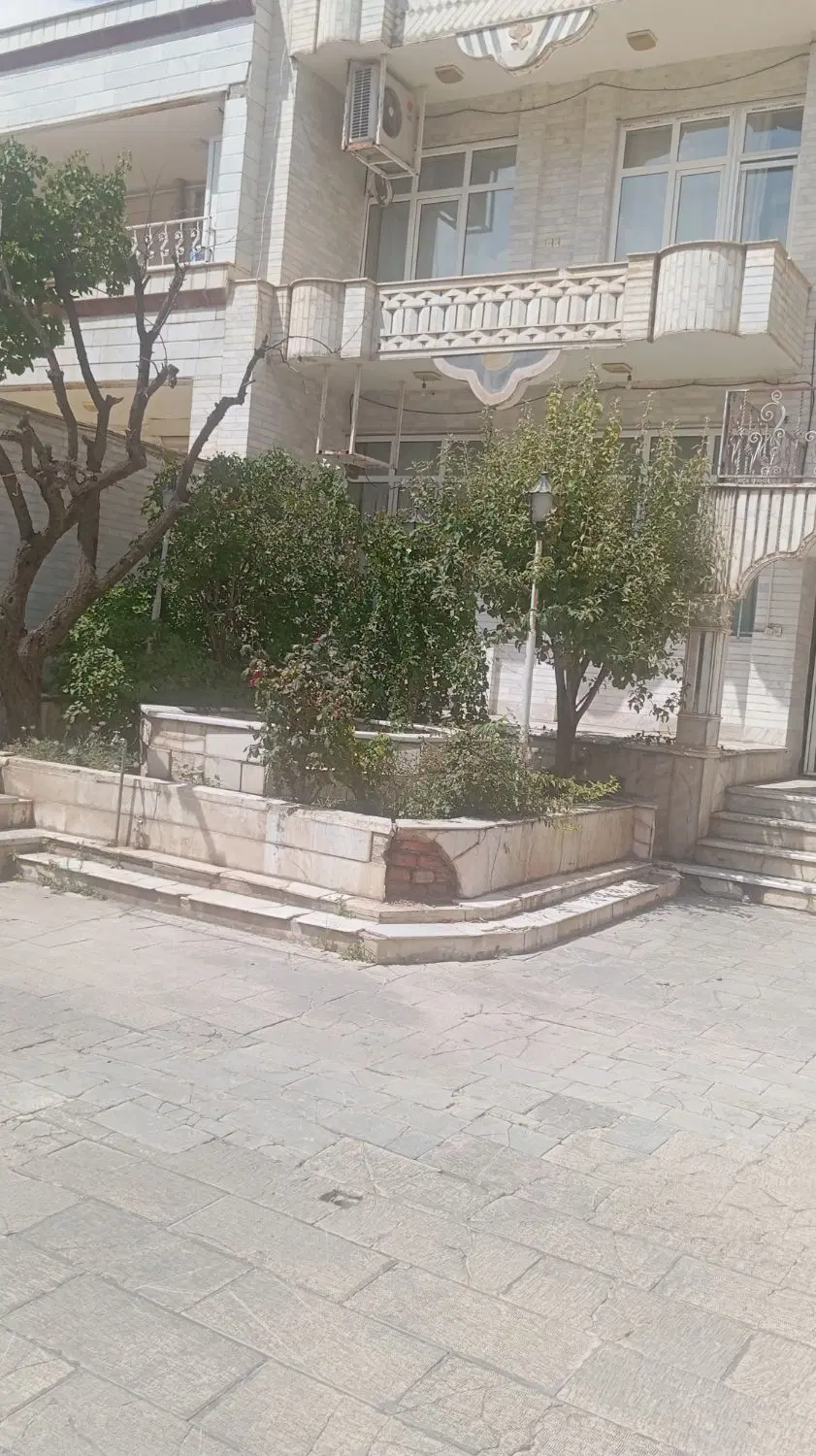 ساختمان دوطبقه دربست کامل پنج کلاسه