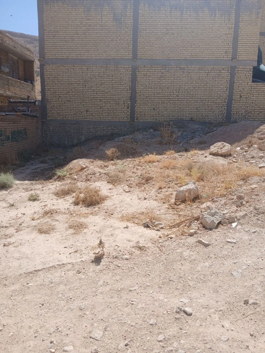 ۱۴۴ متر زمین به ابعاد ۹ در ۱۶ درب حیاط