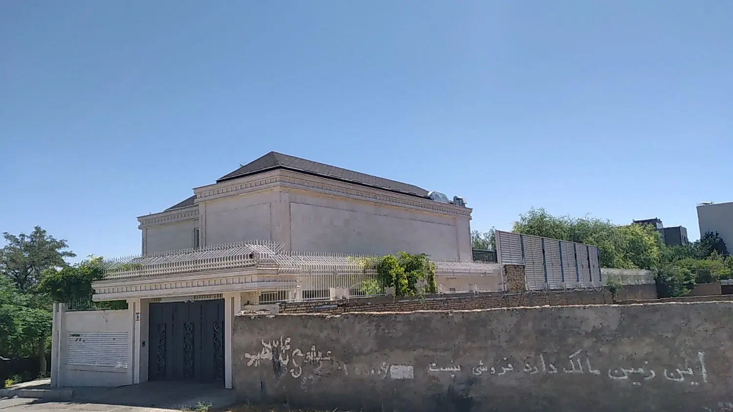 منزل دربستی ۲۴۰متری