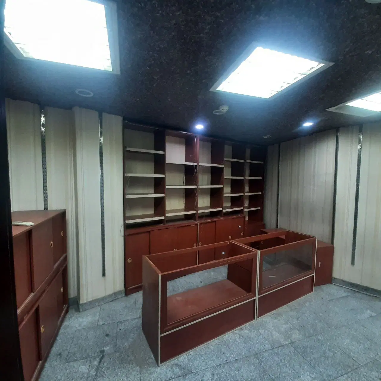 ۲۱متری صادقیه مناسب پت شاپ و تمام مشاغل