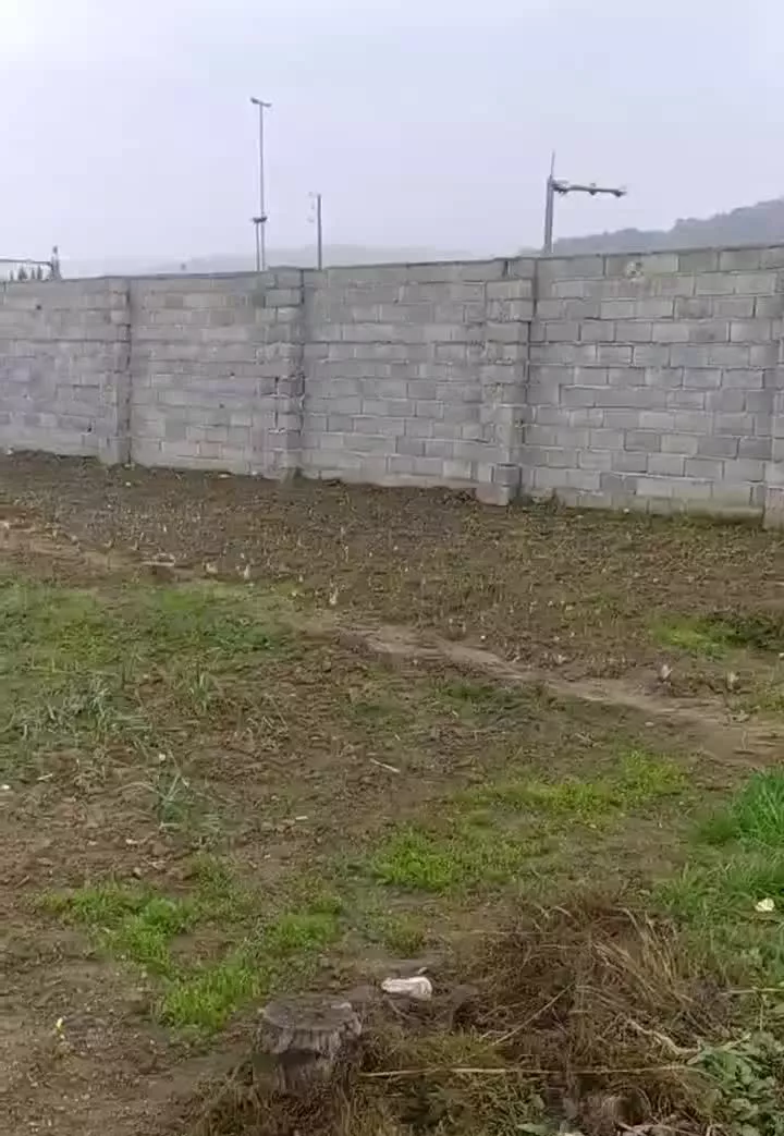 سمسکنده.زمین داخل بافت بر بزرگراه پشت ریل
