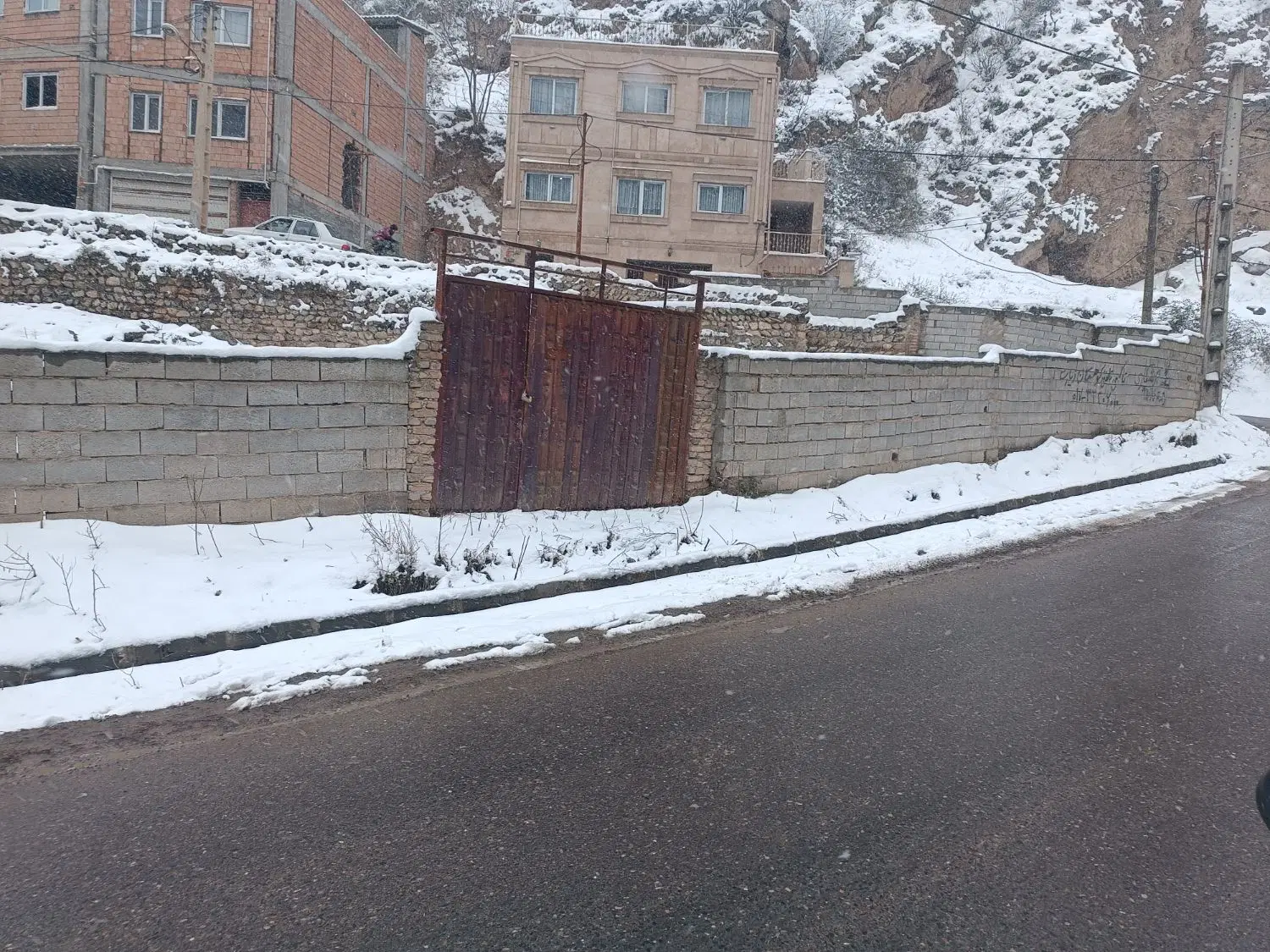 زمین داخل بافت روستای زیارت
