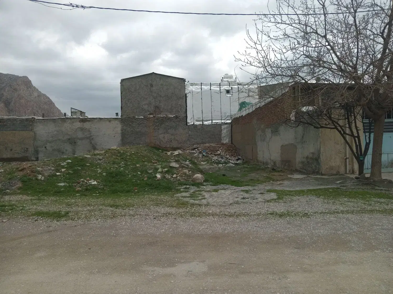زمین اناهیتا ۲۰۰متر