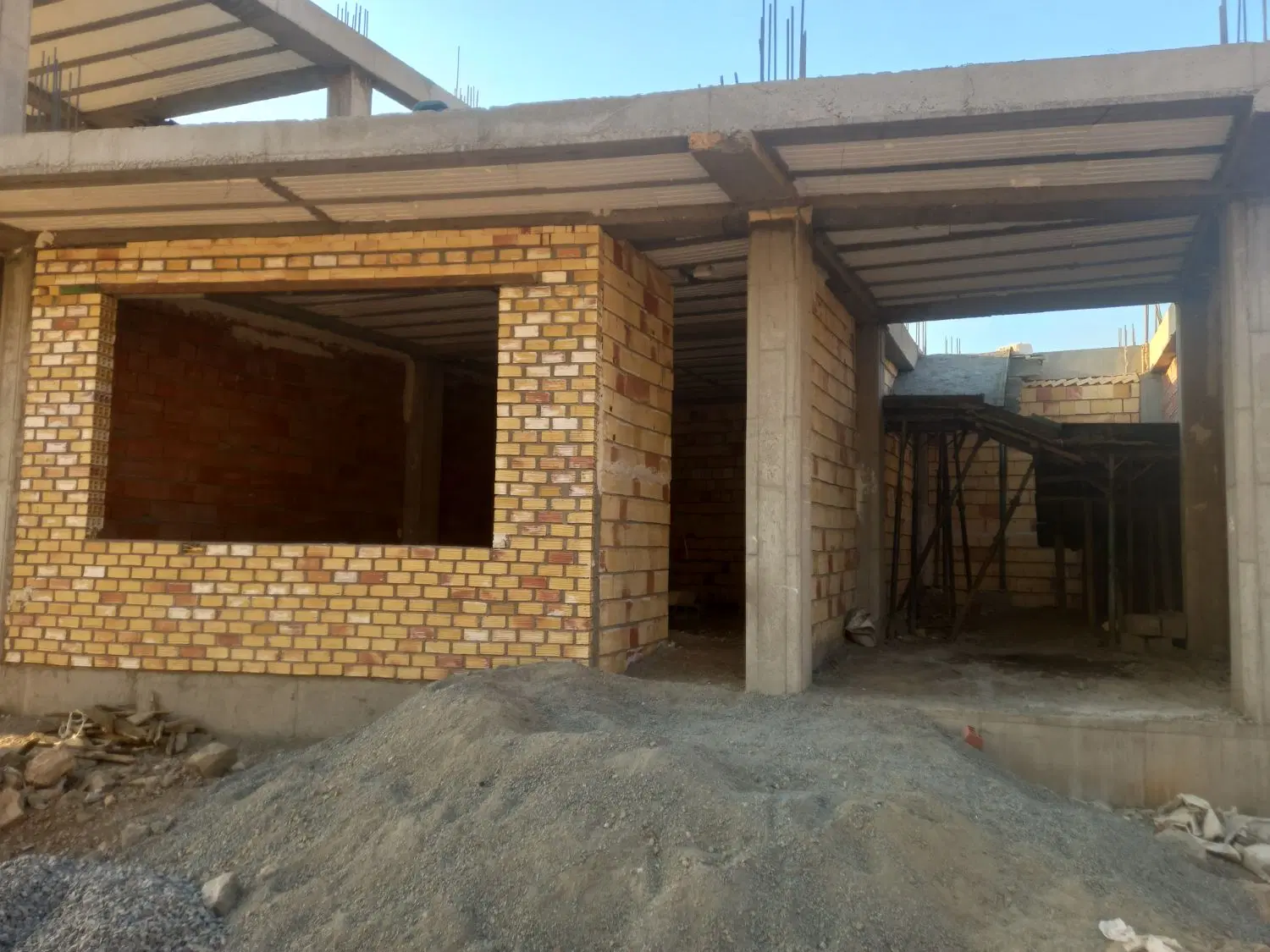 خانه مسکونی نیمه کاره