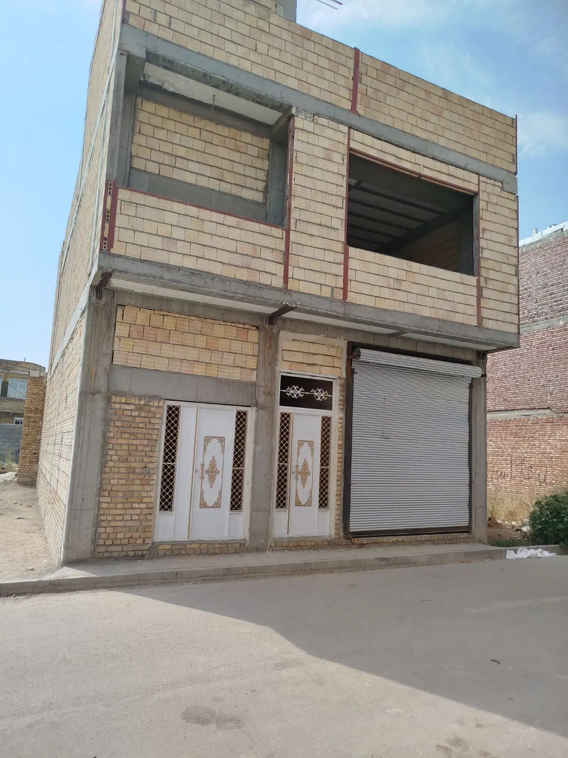 حیاط نیمه کاره در شهرک پردیس ریحان آباد