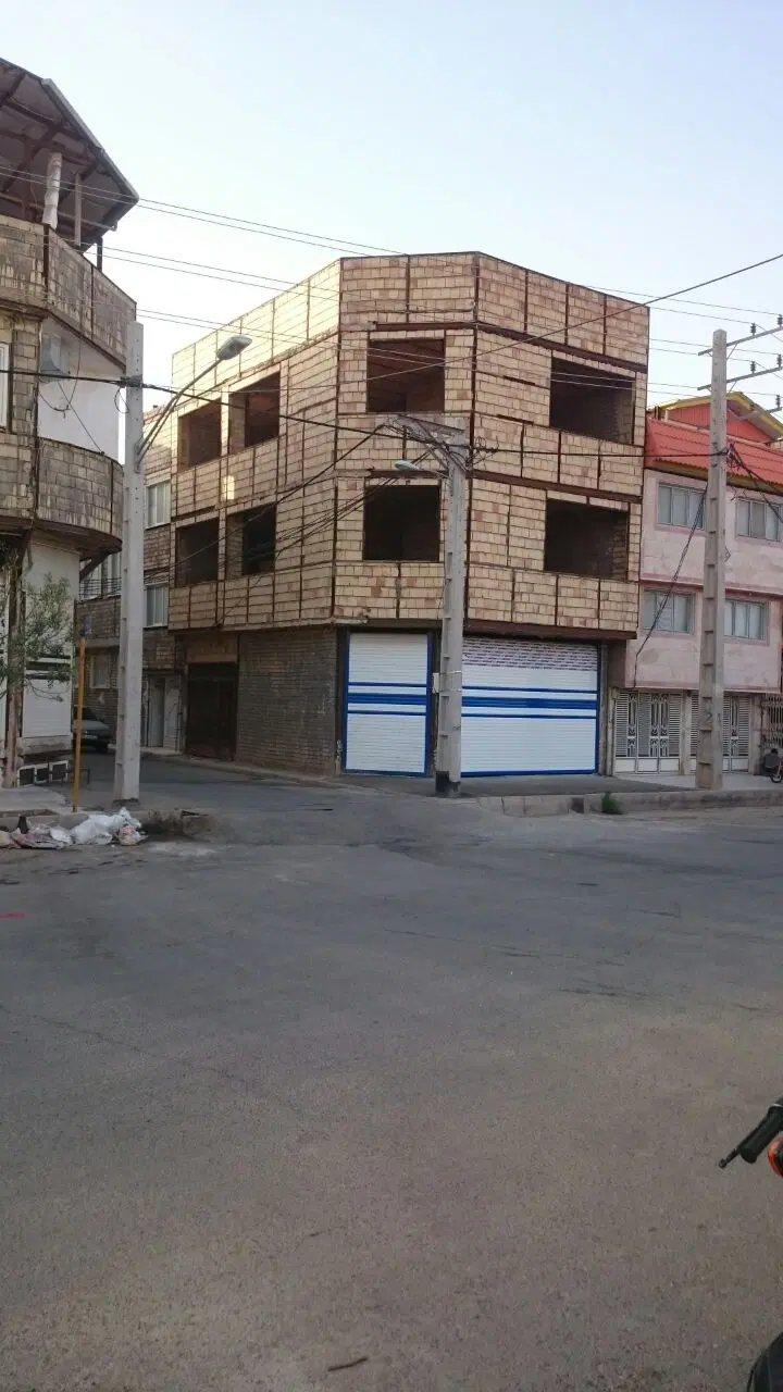 ساختمان سه طبقه دونبش