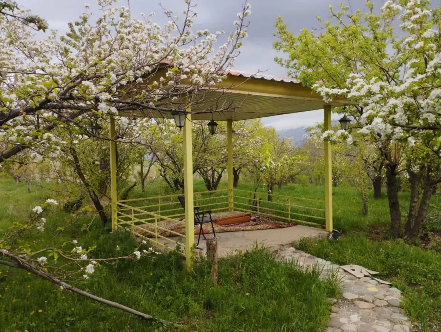 خانه باغ در طالقان در روستای گلیردباهوای کوهستانی