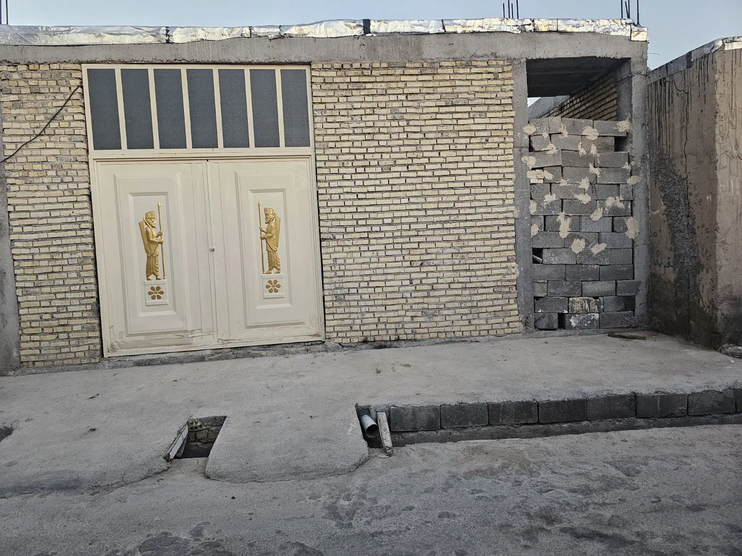خونه نیمه کاره برج هفت یکسال میشهک ساخته شد