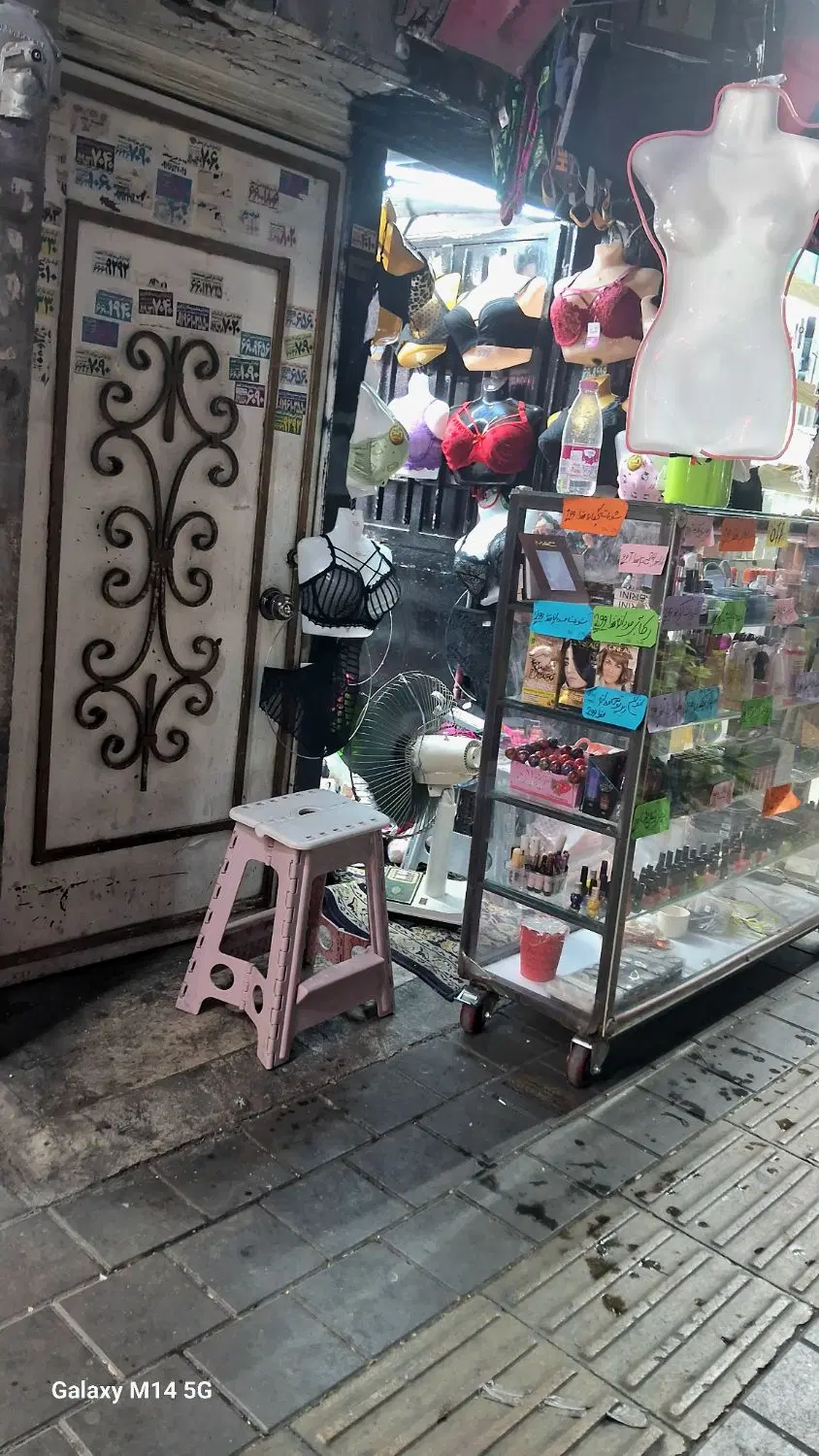 زیرپله بزرگ در حد نصف مغازه
