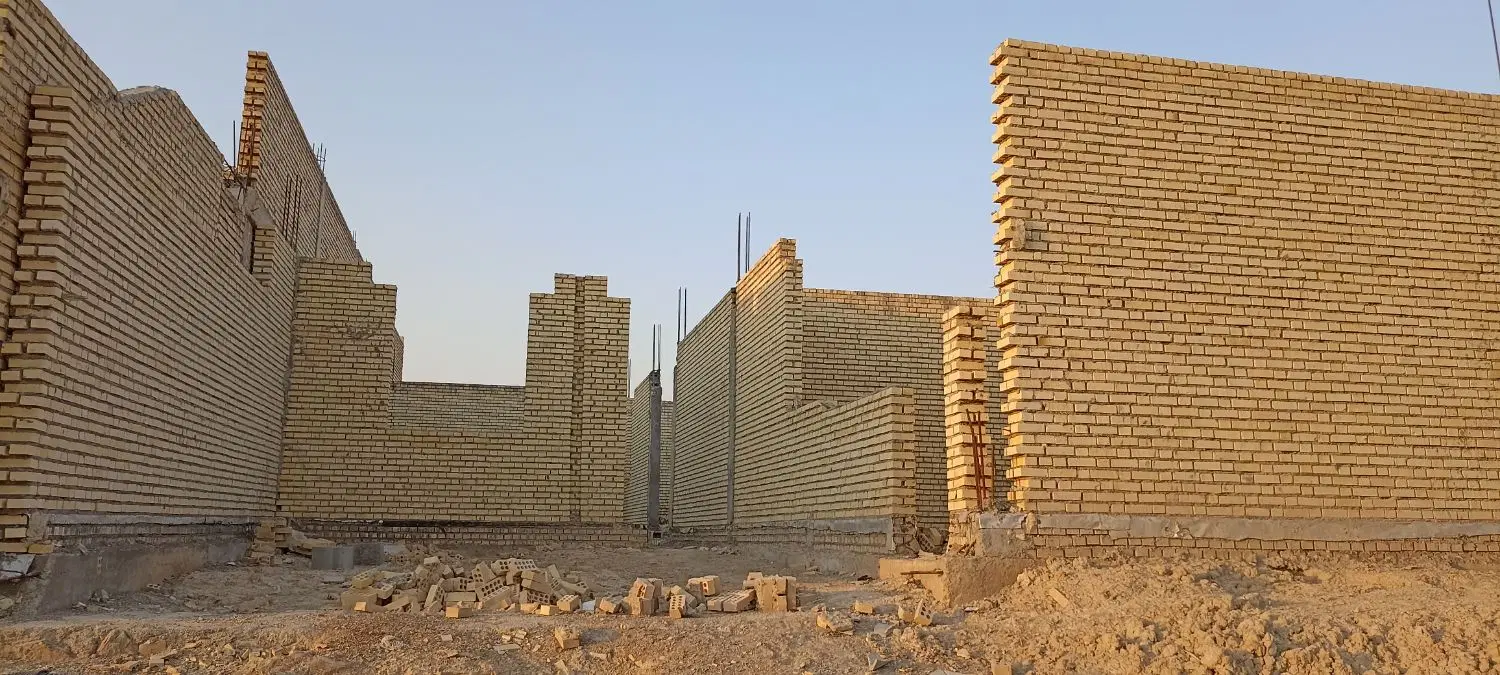 خانه نیمه کاره جنب مدرسه ممبینی