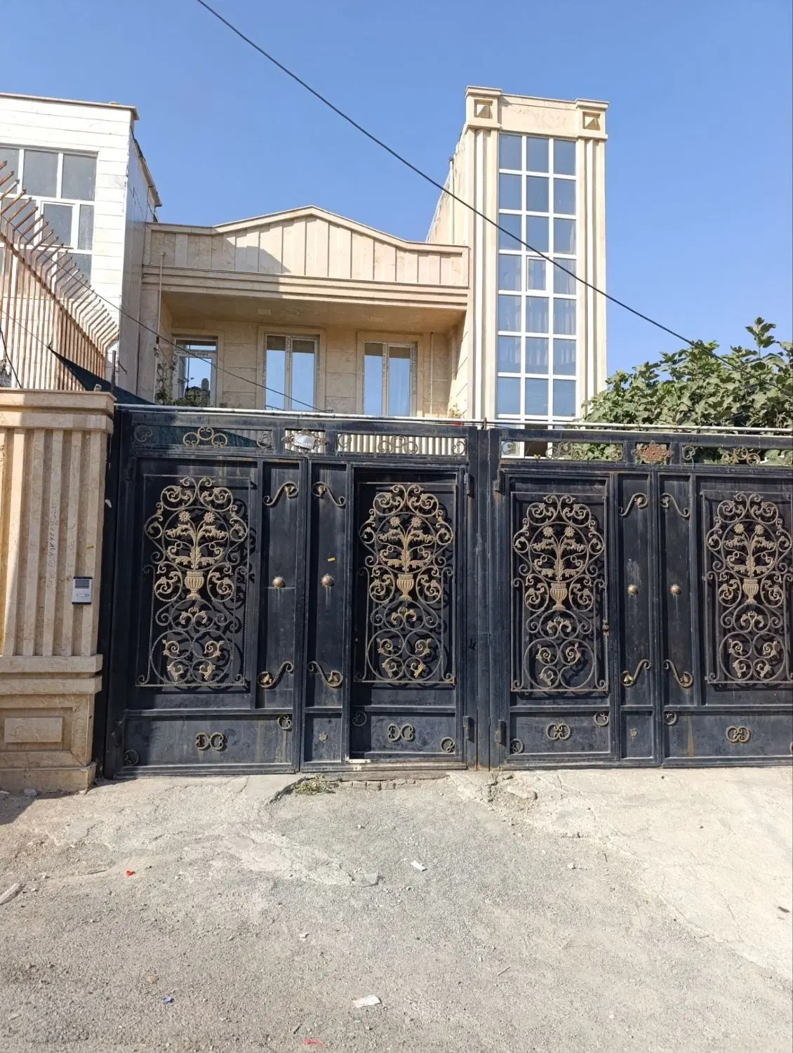 اجاره خانه ویلایی طبقه اول کلن دوطبقه میباشد