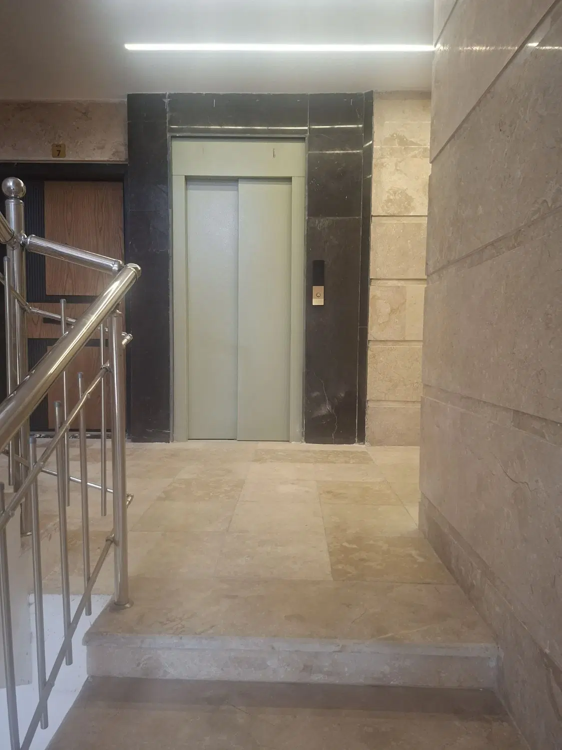 واحد نوساز ۱۰۰ متری با دو پارکینگ اختصاصی