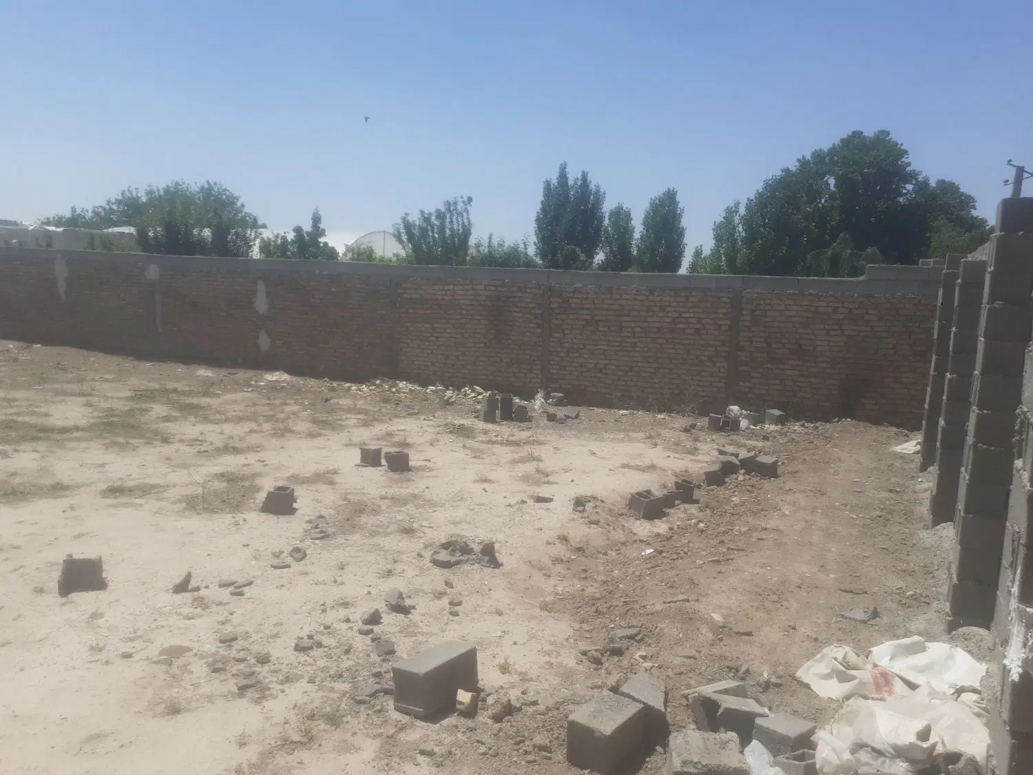 چهاردیواری ۷۰۰ متری داخل کوچه باغ