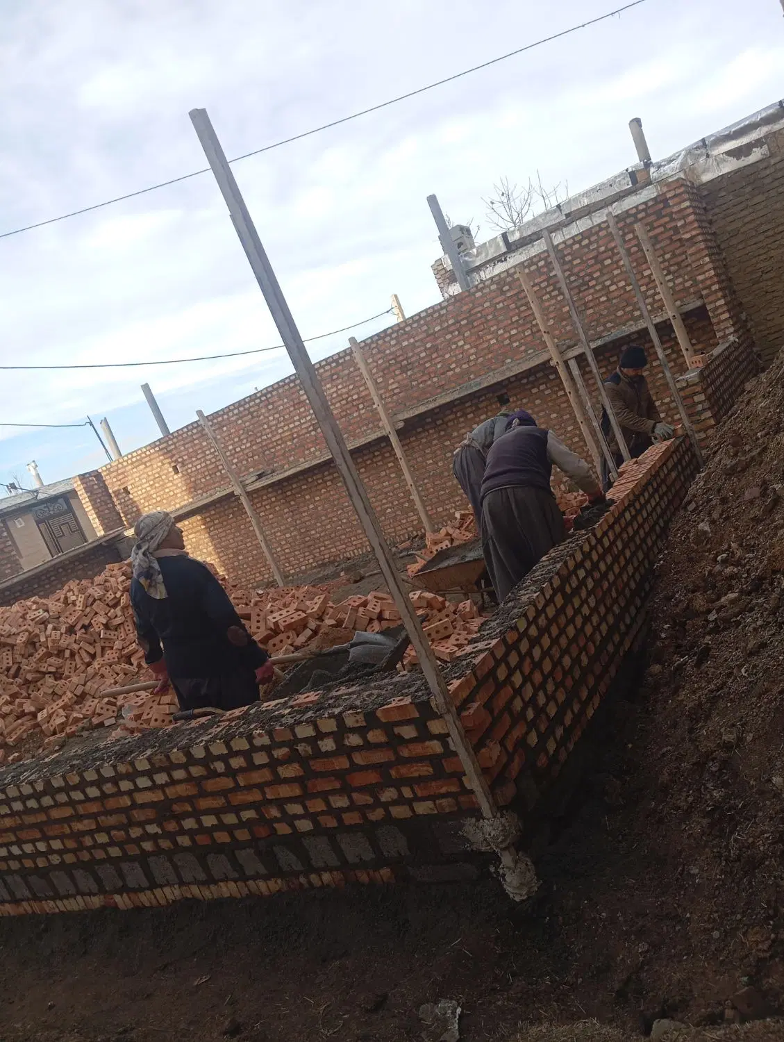 ۱۲۲متر خانه نیمه کاره قیمت خیلی مناسب
