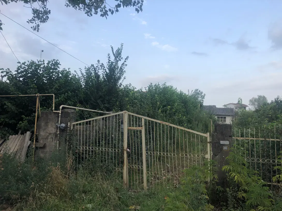زمین بر جاده صومعه سرا