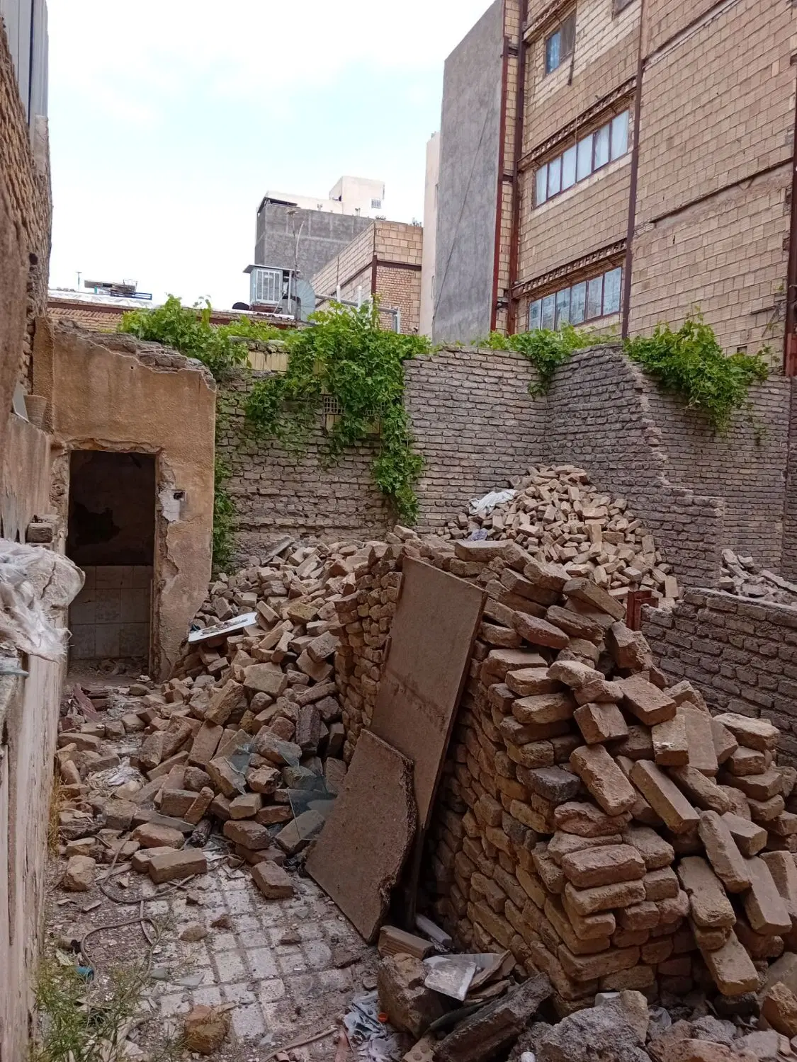 خانه واقع درچمن۹۵بامتراژ۱۱۲مترداخل کوچه یک متری