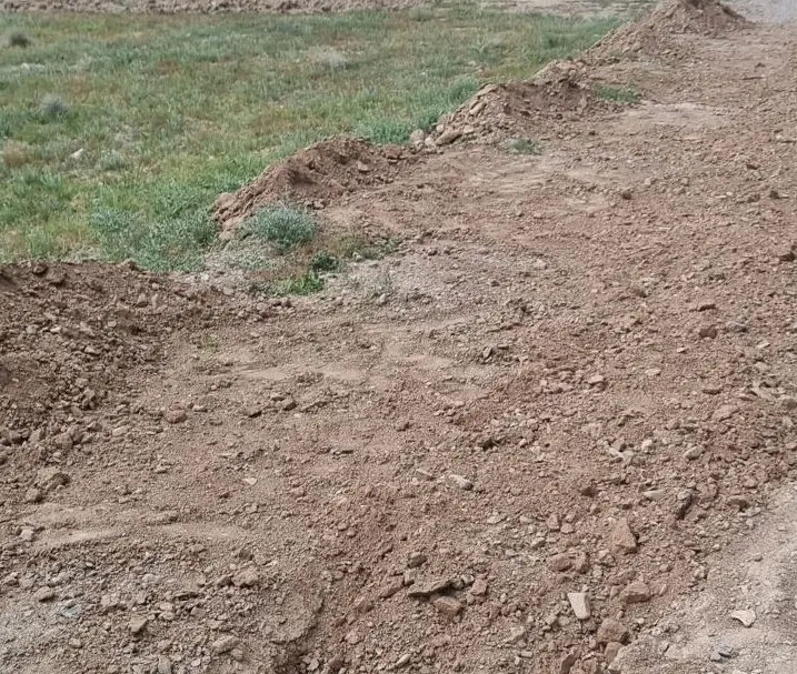 قطعات ۵۰۰ متری حاشیه آسفالت جاده اکبریه