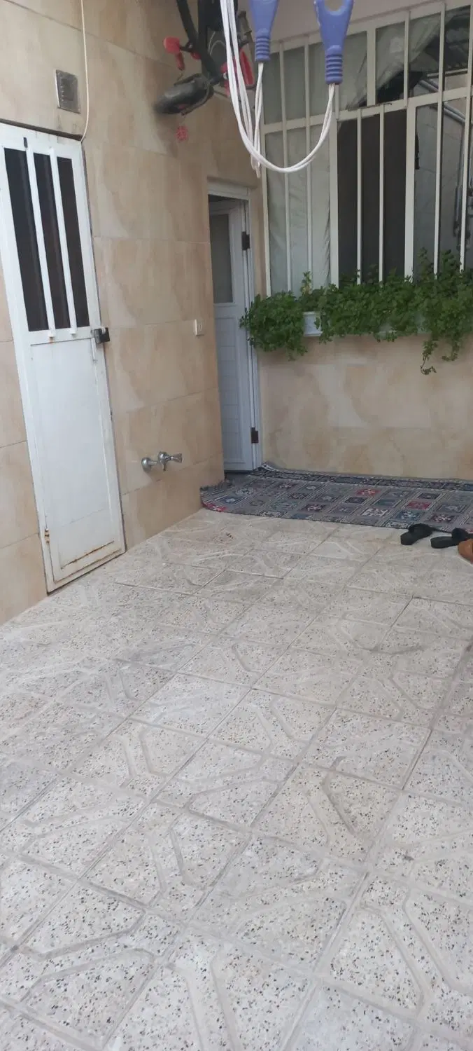 طبقه همکف دربست تمیز ماشین رو