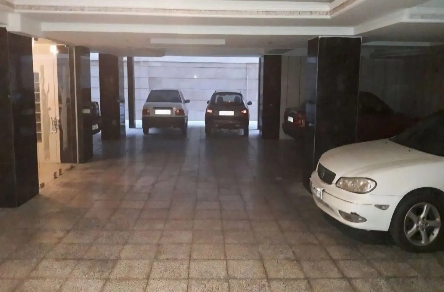 پارکینگ جای یک ماشین بی مزاحم