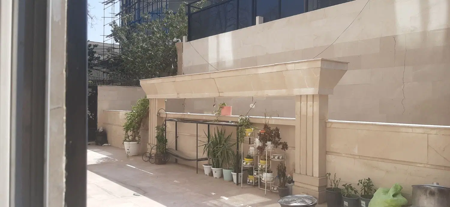 اپارتمان با حیاط بزرگ دلباز و درب مستقل