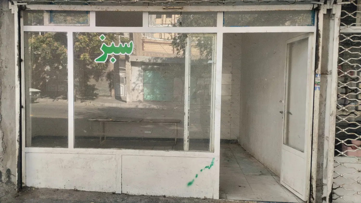 مغازه به متراژ18متر