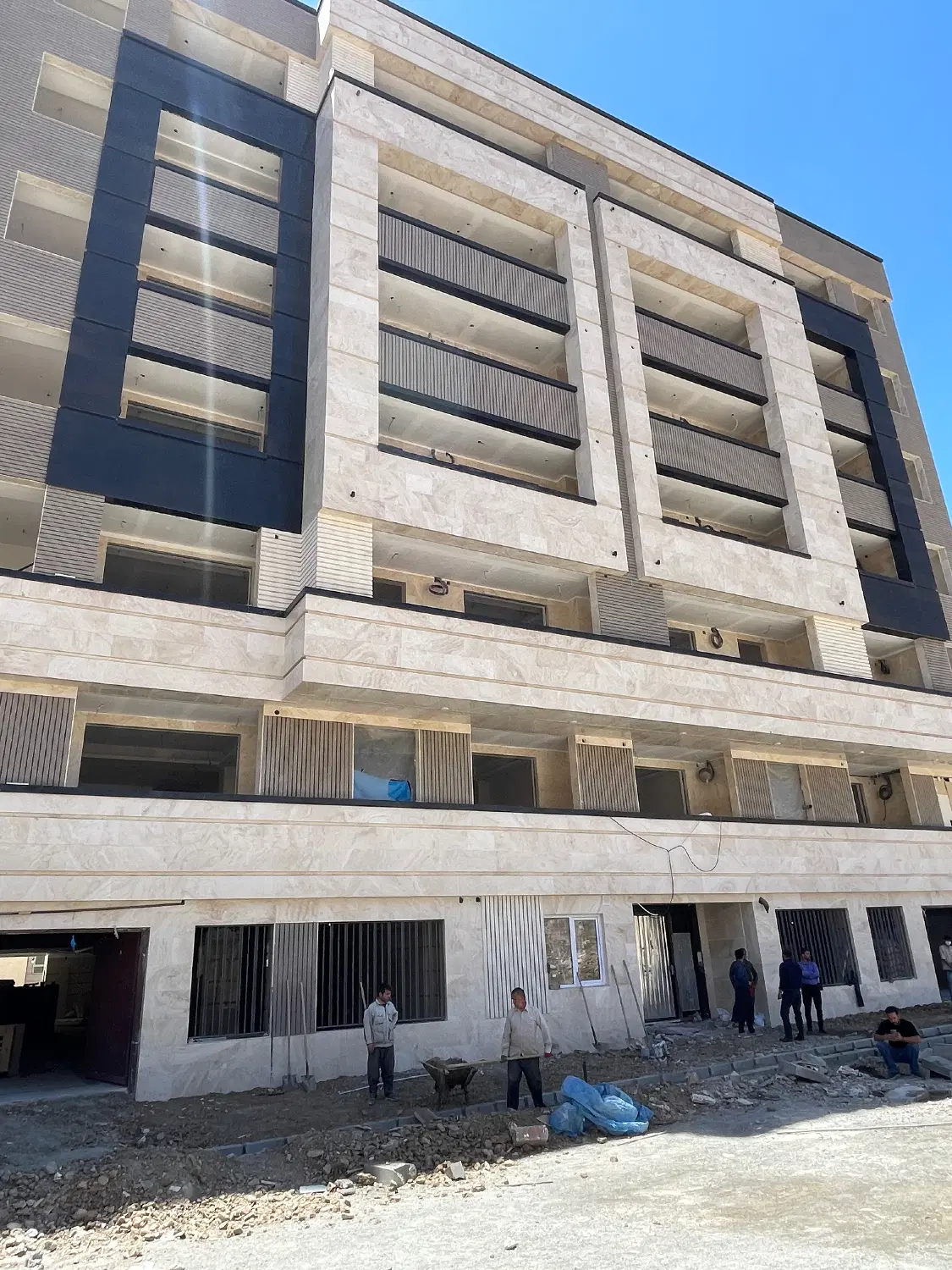 اپارتمانی در لاله ها غربی
