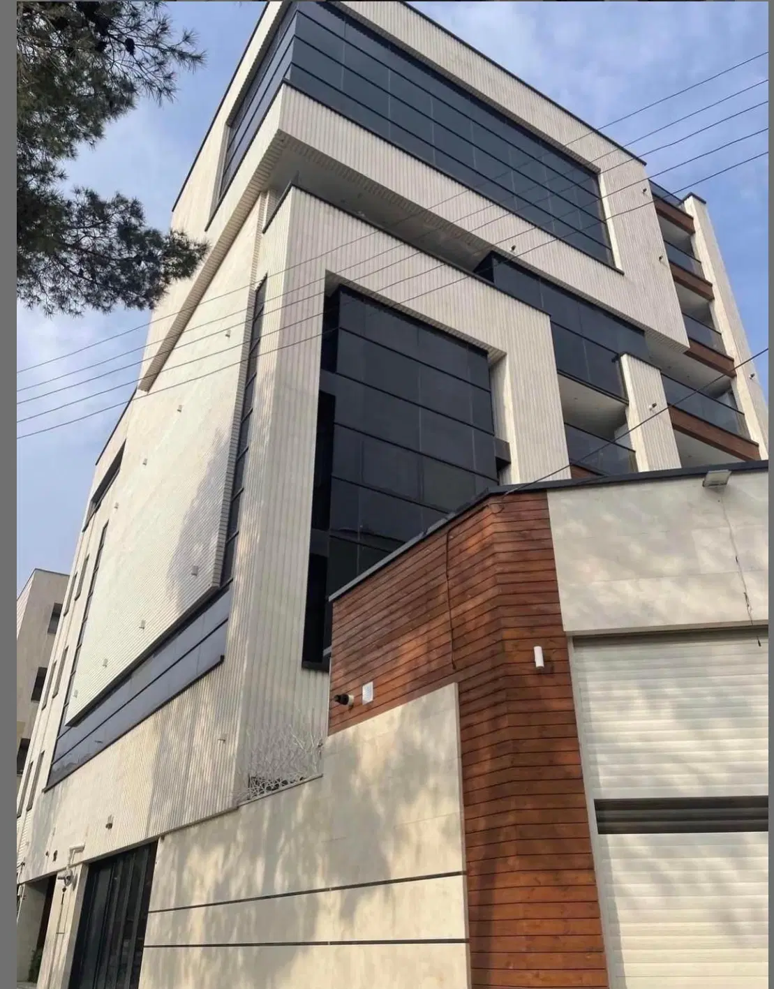 همکف حیاط اختصاصی لاکچری با ۳ پارکینگ سندی