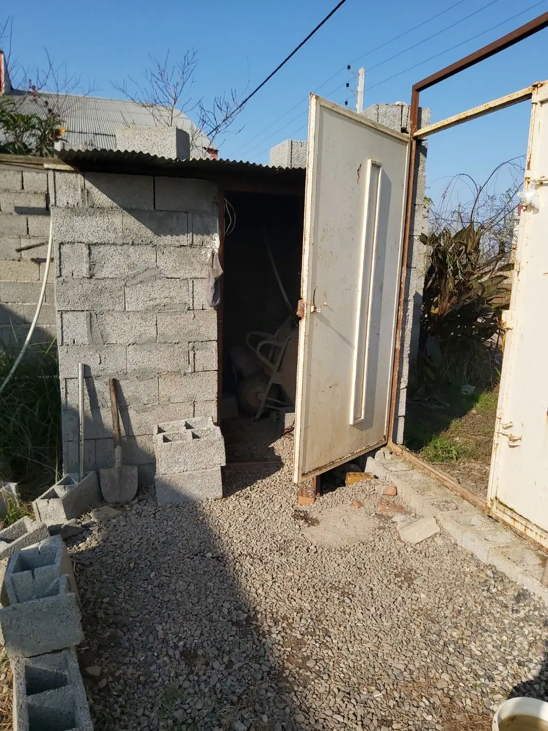زمین۵۶۶متری‌۱۲۰متر زیربنا نیمه ساخت