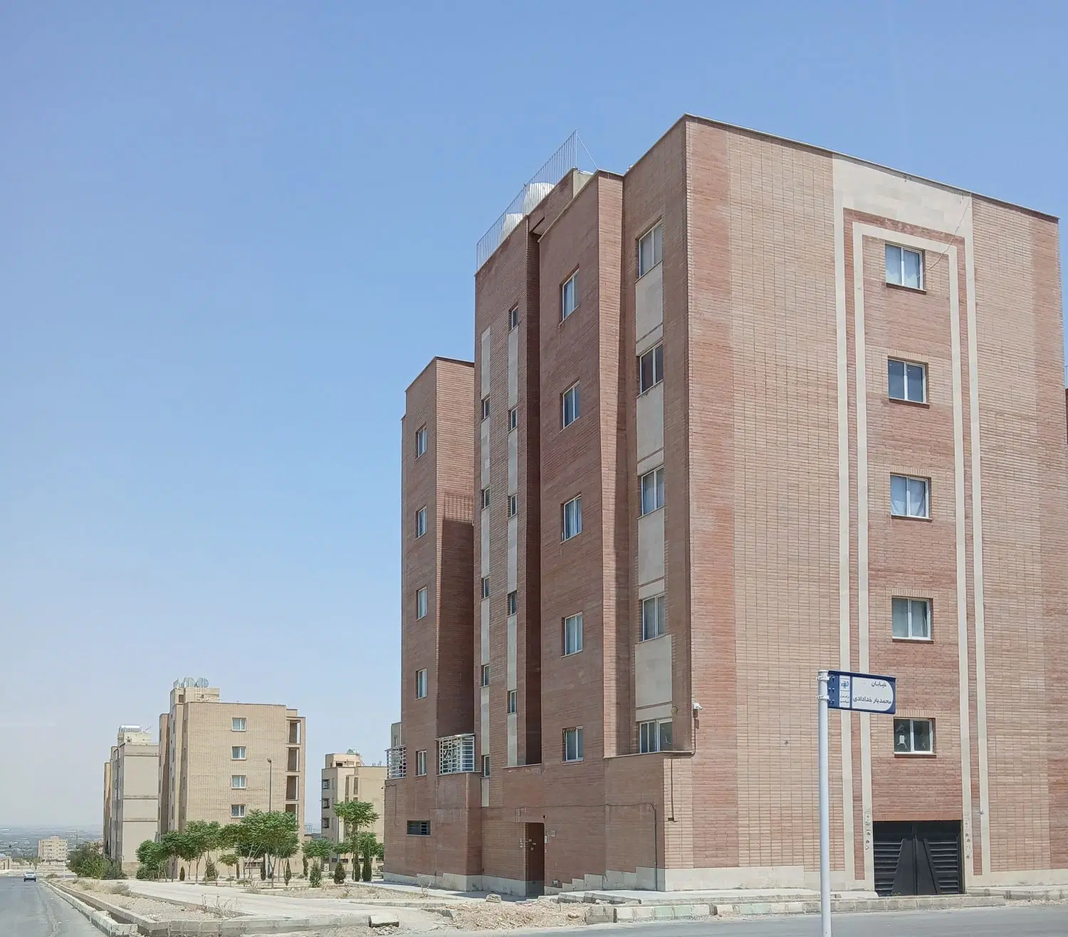 آپارتمان نوساز بر خیابان E1