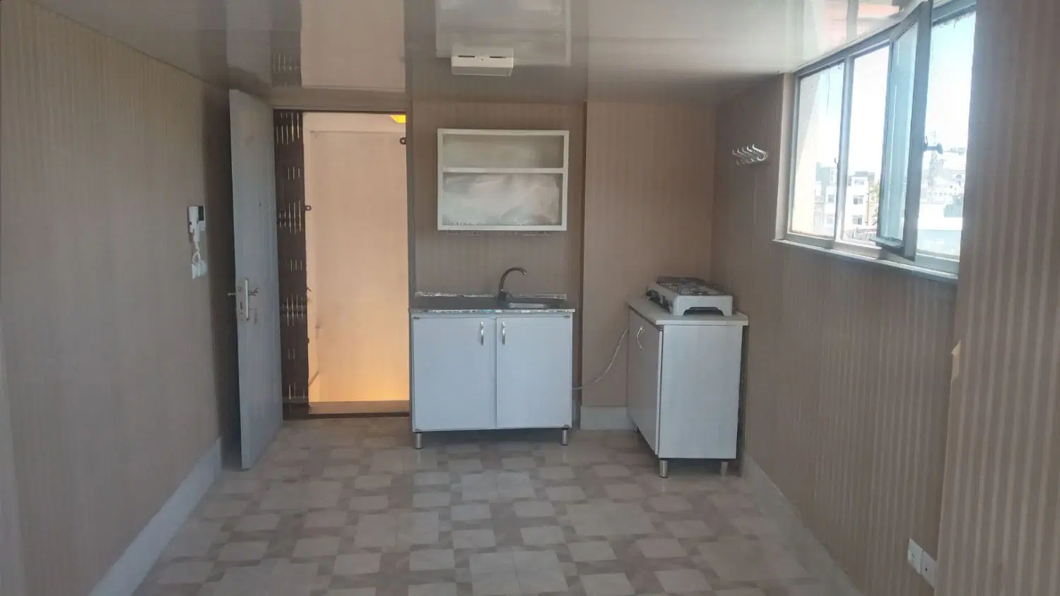 دفتر کار در میدان راهنمایی