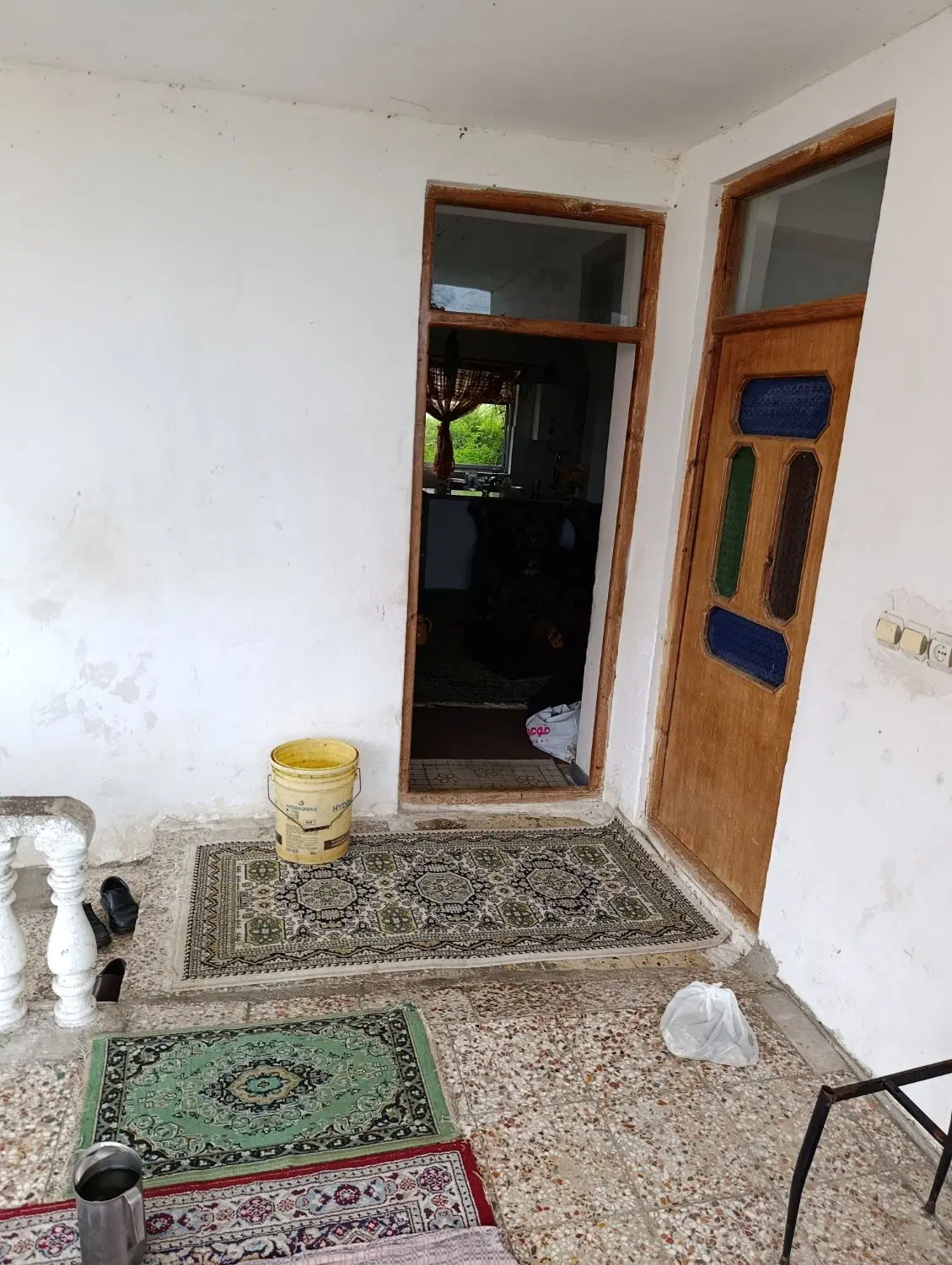فروش یک خانه و محوطه واقع درفومن