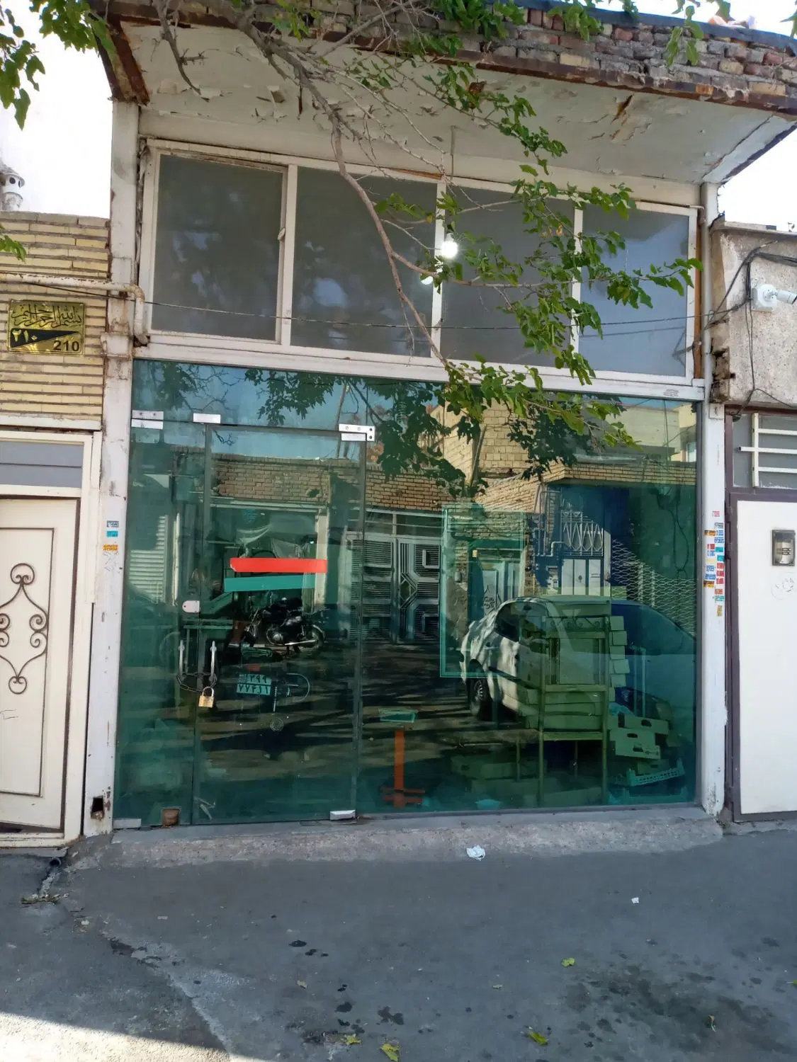 خانه ۳طبقه با یک مغازه بر خیابان