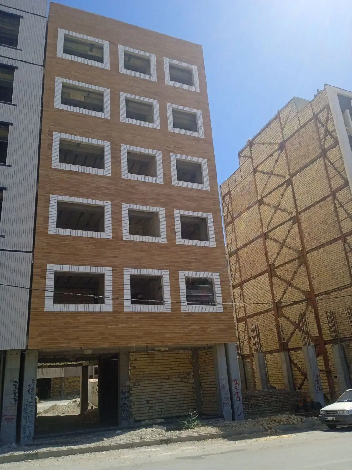 فروش یک واحد آپارتمان سه خوابه سایت اداری